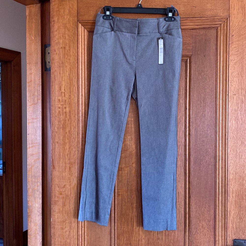 NWT Tahari stretchy Capri pants